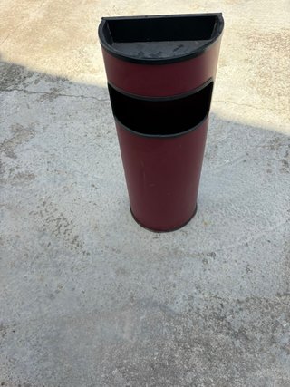 Papelera de plástico roja y negra