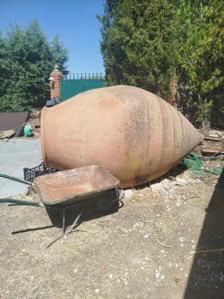 Tinaja de barro gigante antiguo