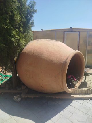 Tinaja de barro gigante antiguo