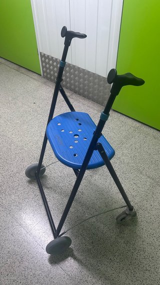 Andador con asiento azul