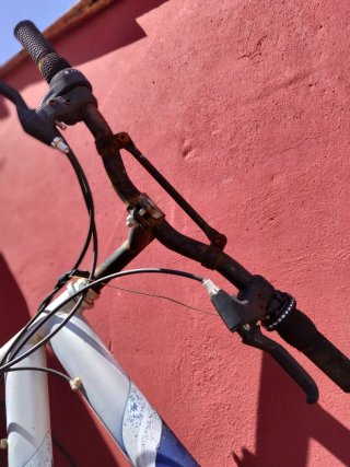 Bicicleta de montaña azul y blanca