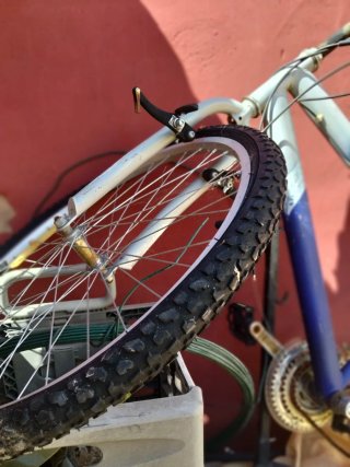 Bicicleta de montaña azul y blanca