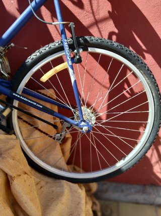 Bicicleta de montaña azul y blanca