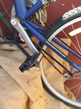 Bicicleta de montaña azul y blanca