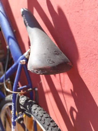 Bicicleta de montaña azul y blanca