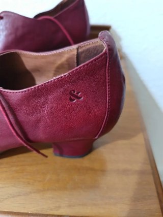 Zapatos de baile swing color burdeos. De piel.