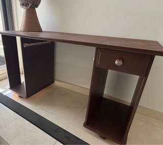 Escritorio de madera con cajón
