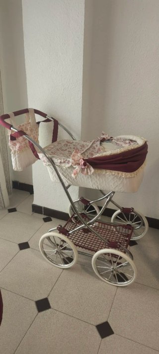 Carrito de muñeca Martina con muñeca y accesorios