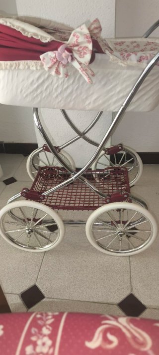 Carrito de muñeca Martina con muñeca y accesorios