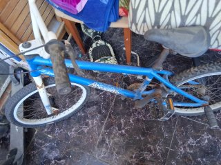 Bicicleta BMX azul antigua
