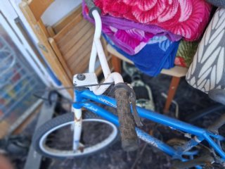 Bicicleta BMX azul antigua