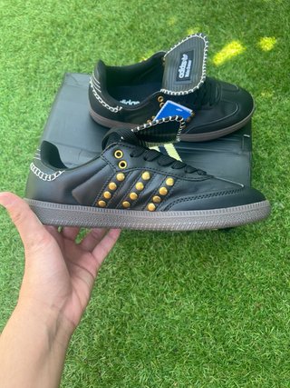 Adidas Wales Bonner negras con tachuelas doradas