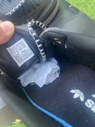 Adidas Wales Bonner negras con tachuelas doradas