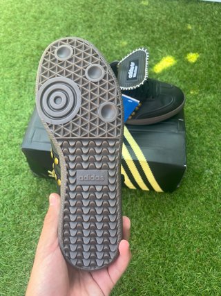 Adidas Wales Bonner negras con tachuelas doradas