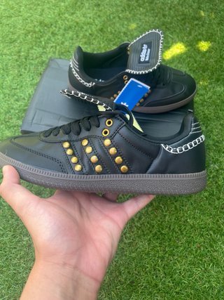 Adidas Wales Bonner negras con tachuelas doradas