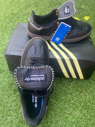 Adidas Wales Bonner negras con tachuelas doradas