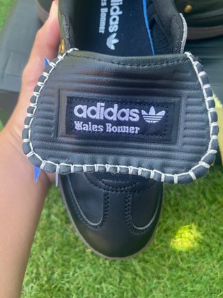 Adidas Wales Bonner negras con tachuelas doradas