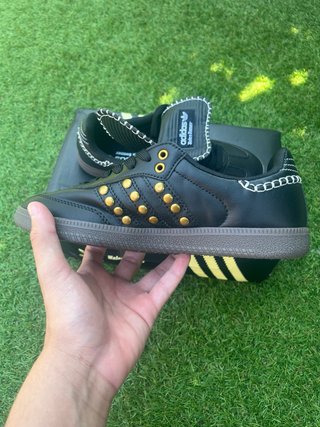 Adidas Wales Bonner negras con tachuelas doradas