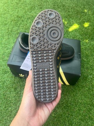 Adidas Wales Bonner negras con tachuelas doradas