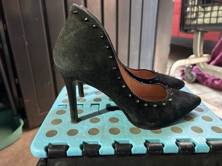 Zapatos de tacón Ezzio negros con tachuelas