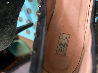 Zapatos de tacón Ezzio negros con tachuelas