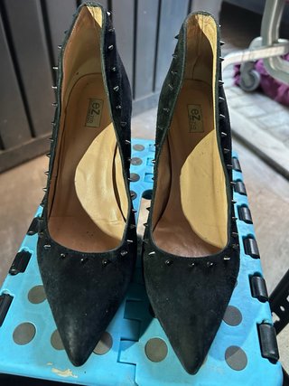 Zapatos de tacón Ezzio negros con tachuelas