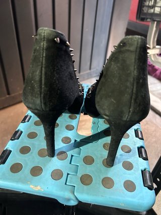 Zapatos de tacón Ezzio negros con tachuelas