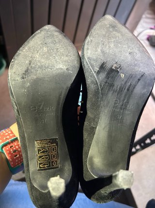 Zapatos de tacón Ezzio negros con tachuelas
