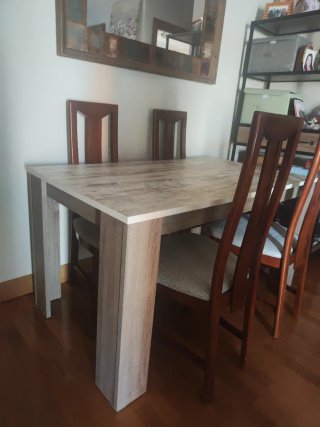 Mesa y 4 sillas comedor