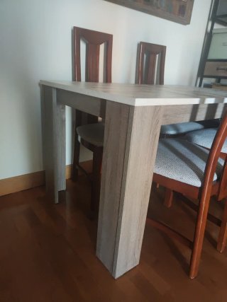 Mesa y 4 sillas comedor