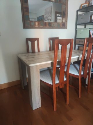 Mesa y 4 sillas comedor