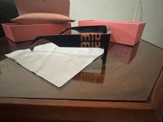 Gafas de sol Miu Miu negras y marrones