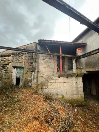 Casa independiente con jardin y amplia parcela.