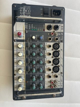Mesa de mezclas Yamaha STAGEPAS 300 + altavos 700w