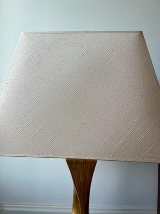 Lámpara de mesa dorada