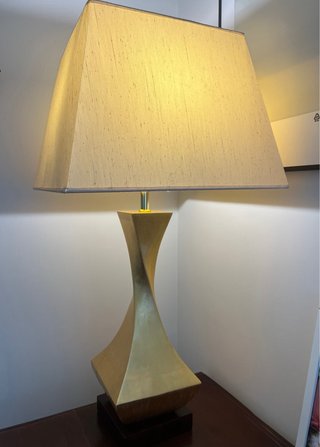 Lámpara de mesa dorada