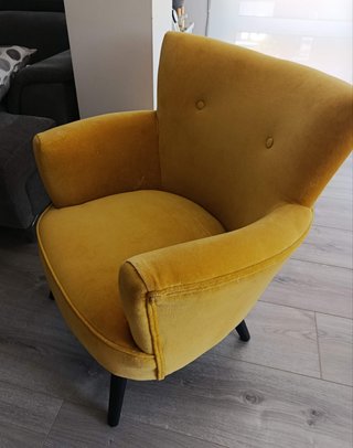 Sillón tapizado amarillo en perfecto estado