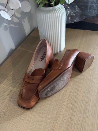 Mocasines de piel camel tacón