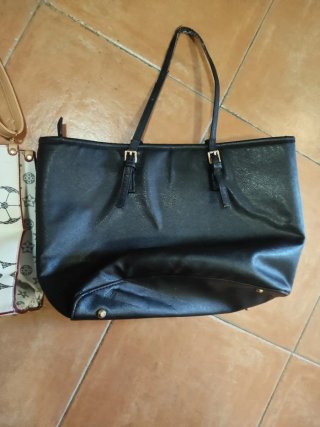 Bolsos Louis Vuitton y otro negro
