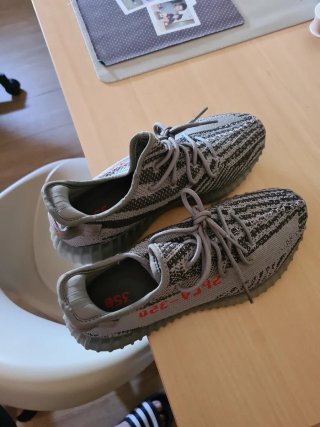 Adidas Yeezy 350 Gris/Rojo.
