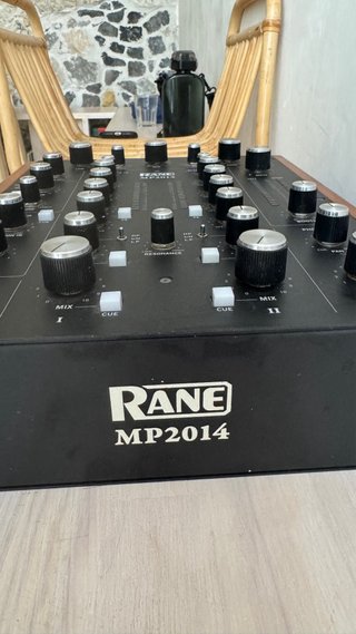 Mesa de mezclas Rane MP2014