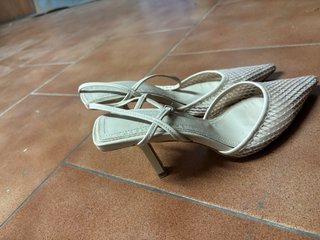 Tacones beige malla finos talla 37