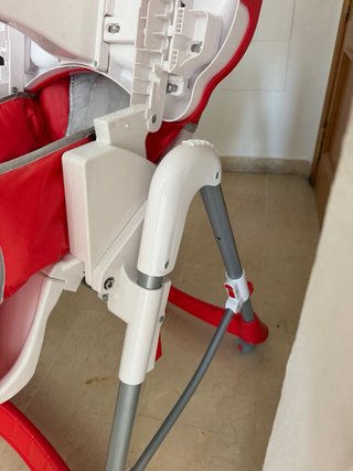 Trona de bebé roja y gris