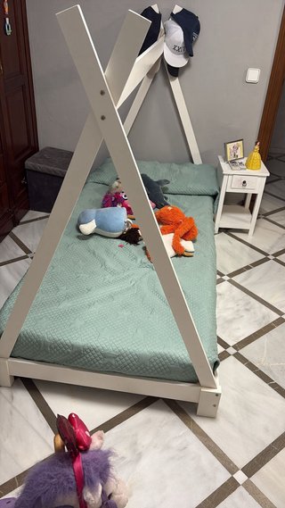 Cama infantil blanca estilo tipi , con colchón
