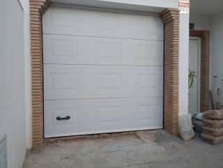 Puerta Garaje Automática Blanca Moderna