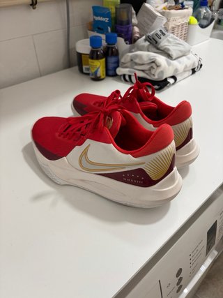 Zapatillas Rojas y Blancas. Nike Mens Precision 6