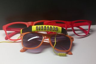 Gafas y pulsera decorada