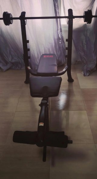 Banco de musculación con pesas