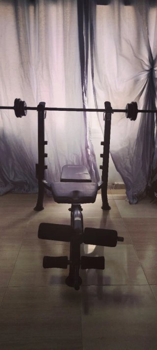 Banco de musculación con pesas