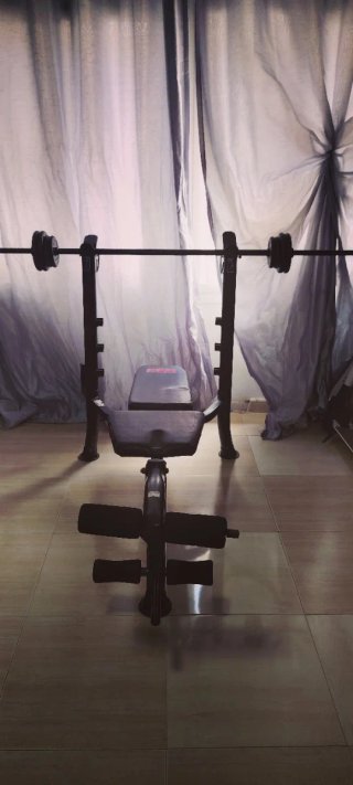 Banco de musculación con pesas